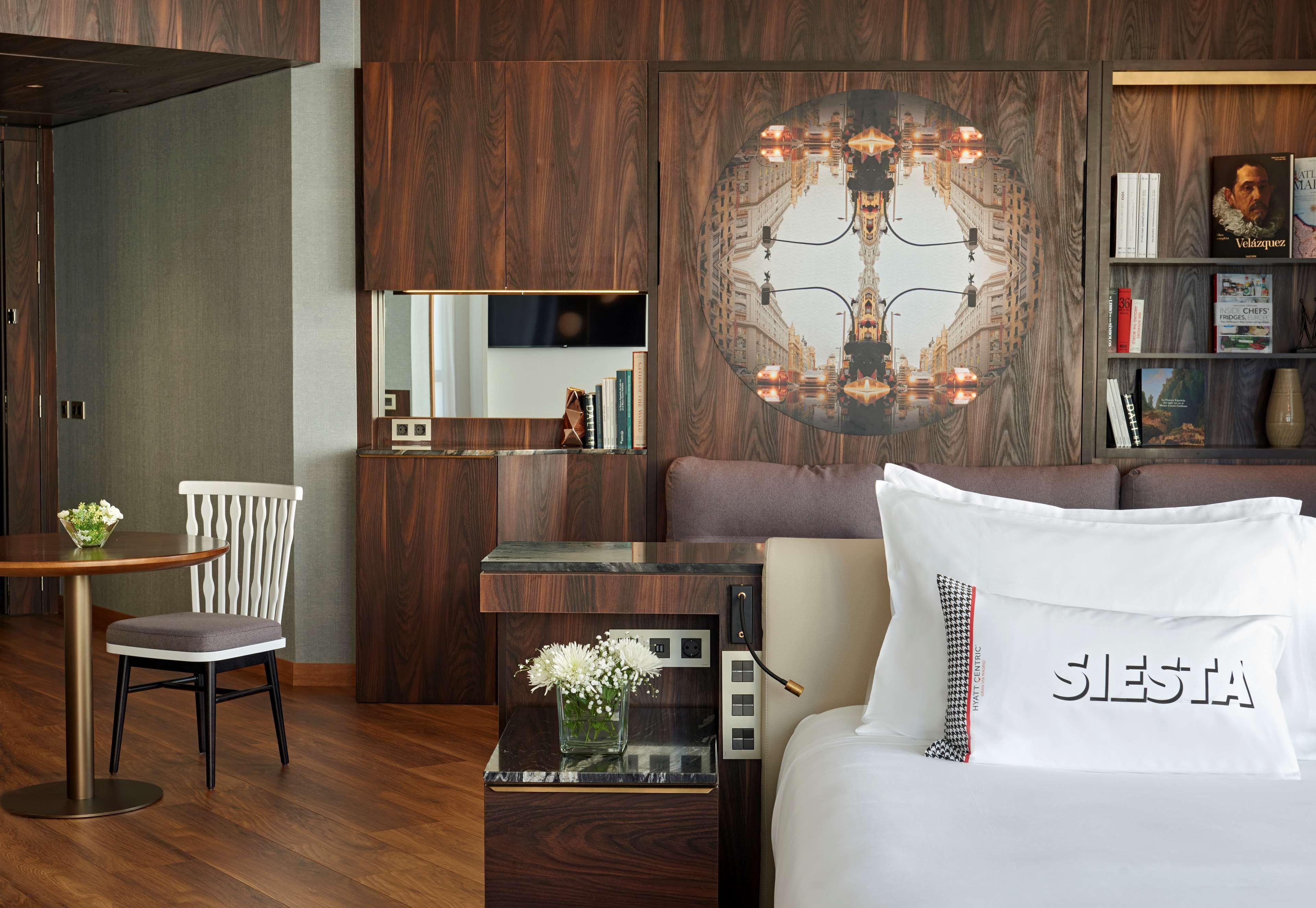 Hotel Hyatt Centric Gran Via Madryt Zewnętrze zdjęcie A room at the hotel