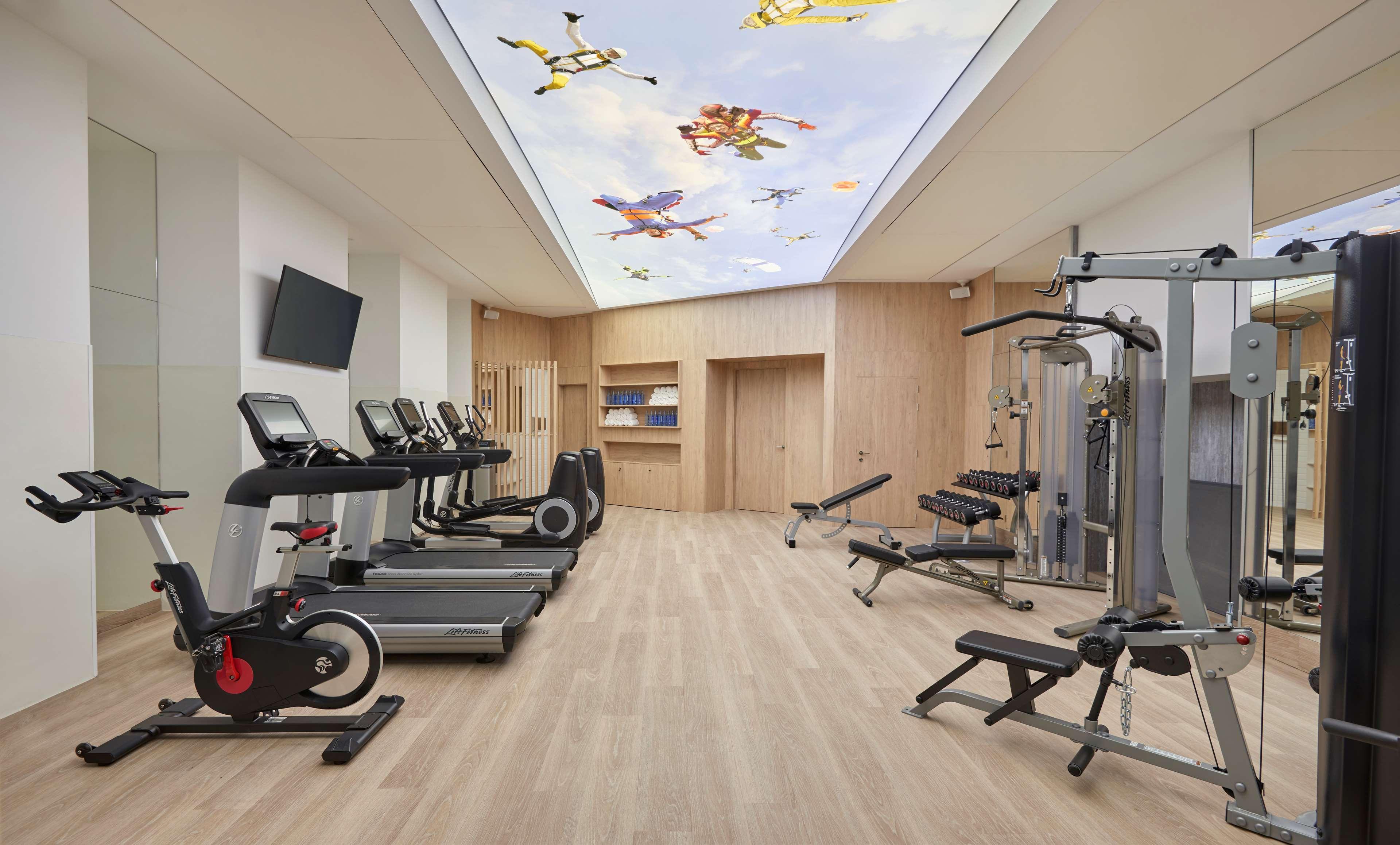 Hotel Hyatt Centric Gran Via Madryt Zewnętrze zdjęcie The gym at the hotel