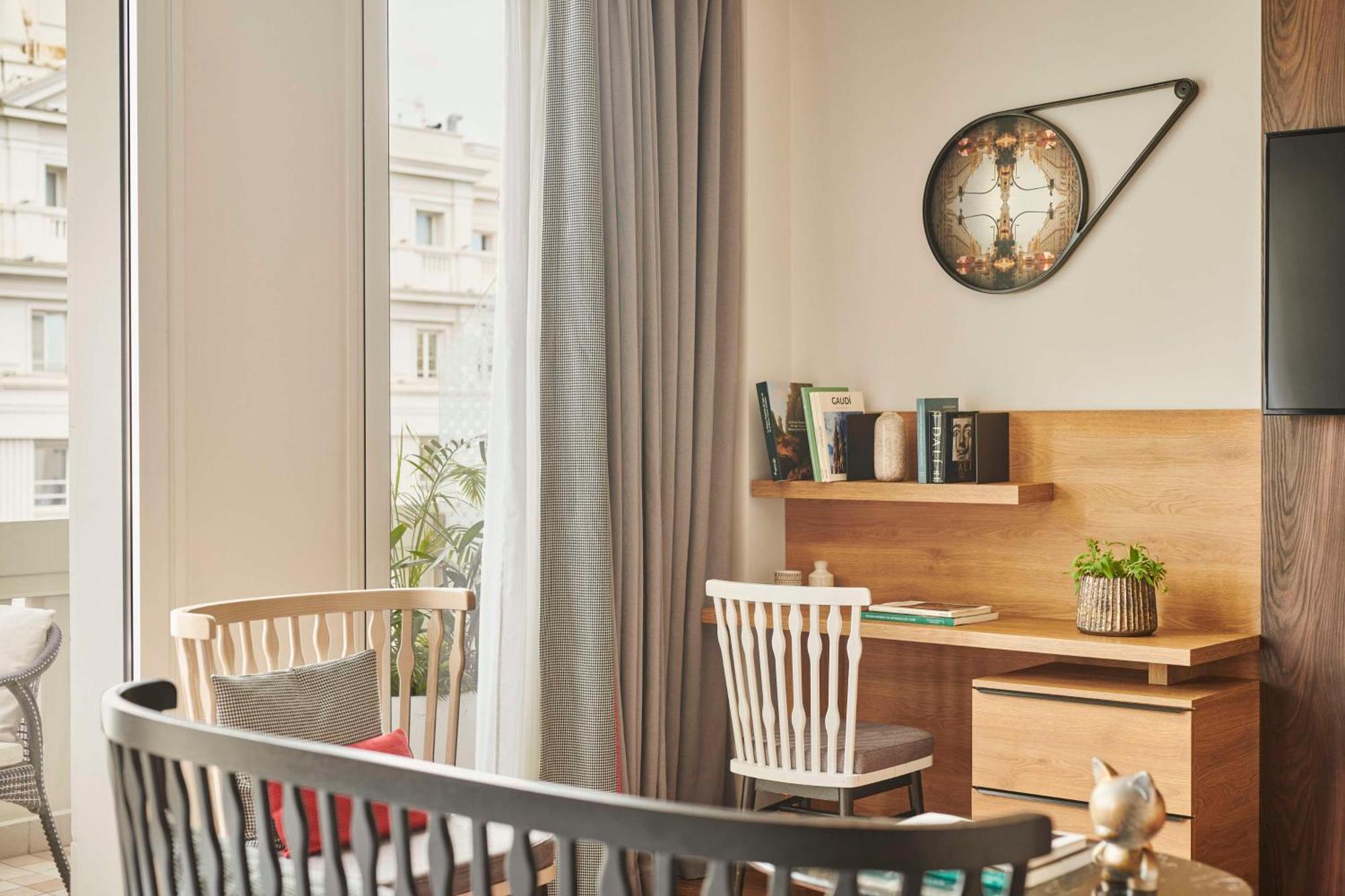 Hotel Hyatt Centric Gran Via Madryt Zewnętrze zdjęcie A wall clock
