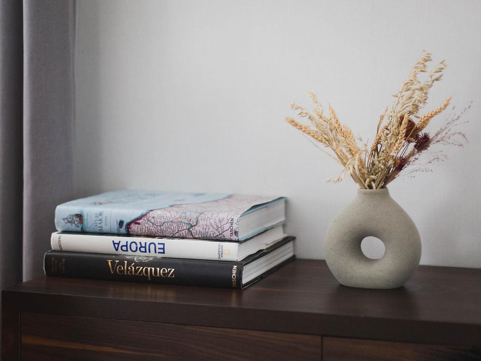 Hotel Hyatt Centric Gran Via Madryt Zewnętrze zdjęcie A vase with dried flowers